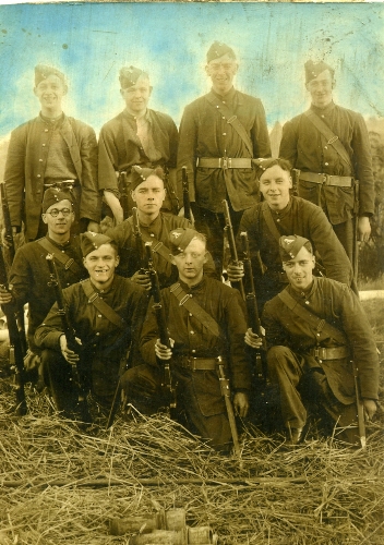 Images/thomas mid row 2nd from left.jpg